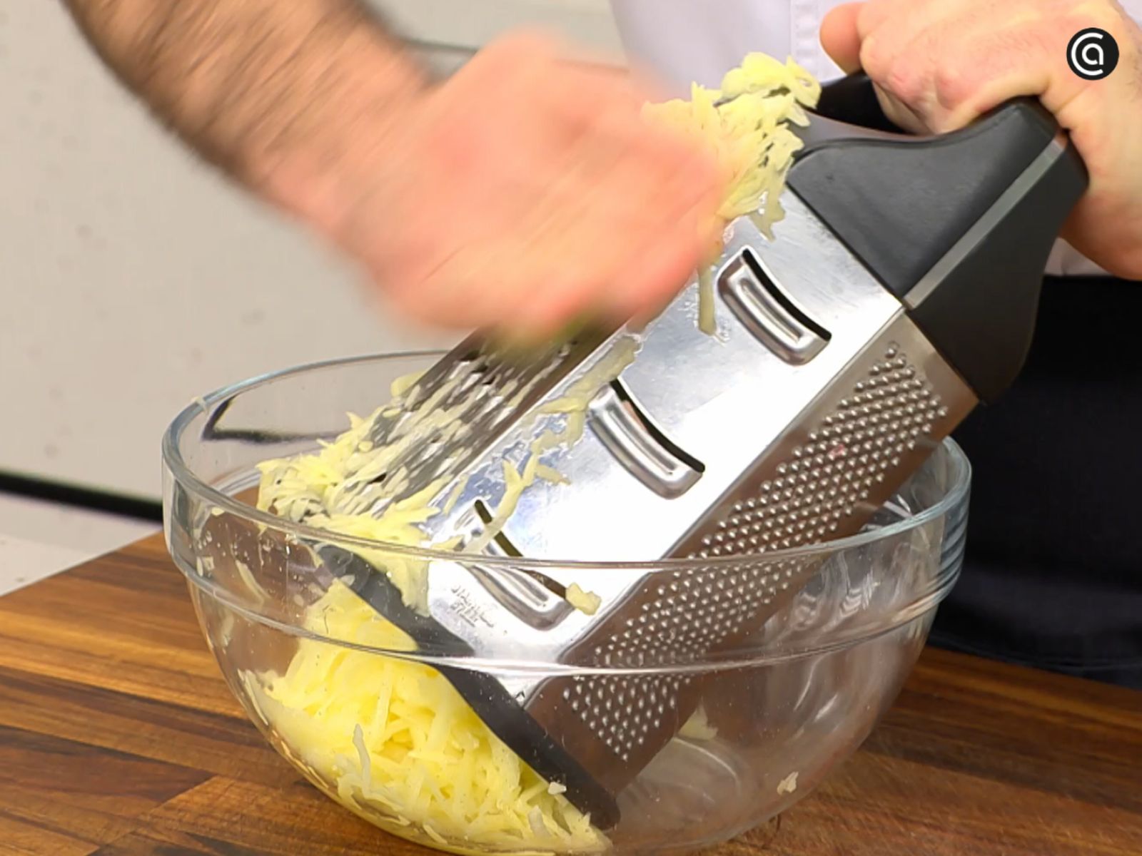 Las patatas se pelan y se rallan finas para preparar la base de las hash brown.