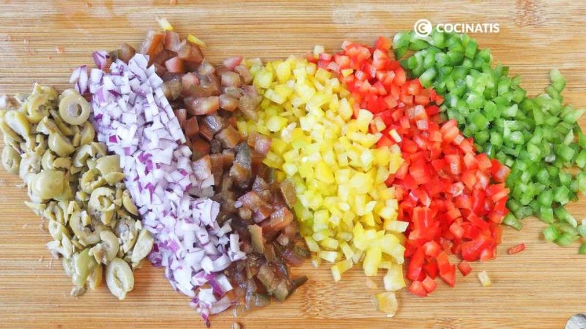 Ingredientes para ensalada de pulpo cortados finamente