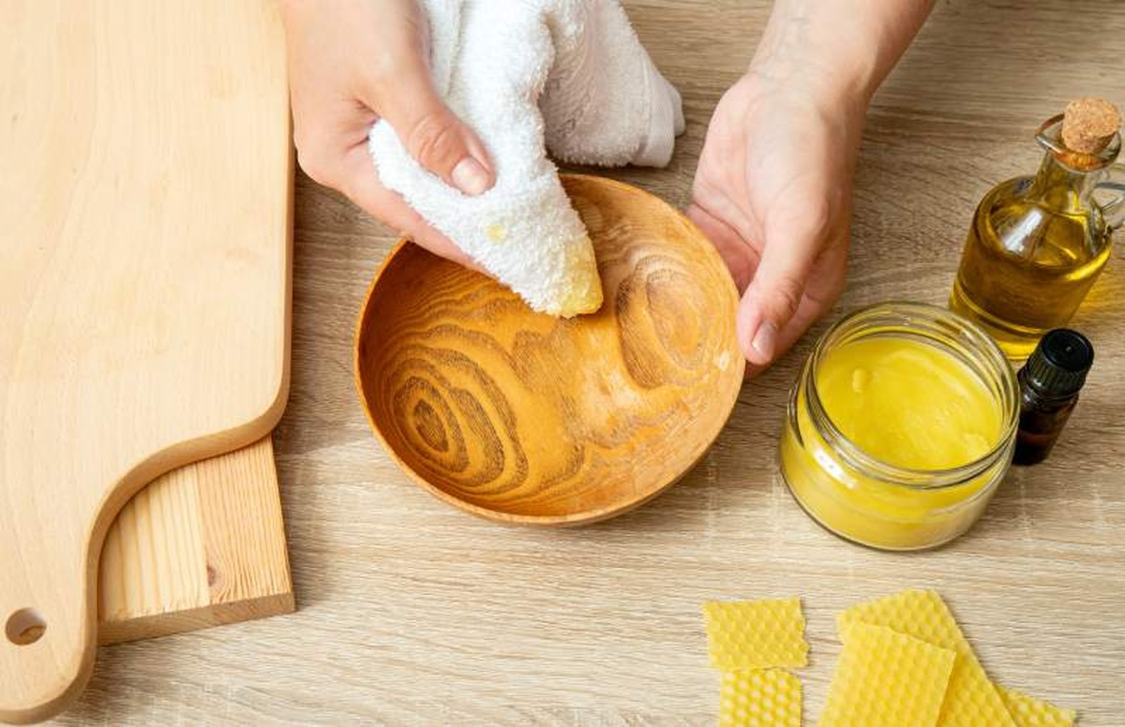 La cera de abeja es ideal para nutrir, dar brillo y proteger la madera natural La cera de abeja es ideal para nutrir, dar brillo y proteger la madera natural