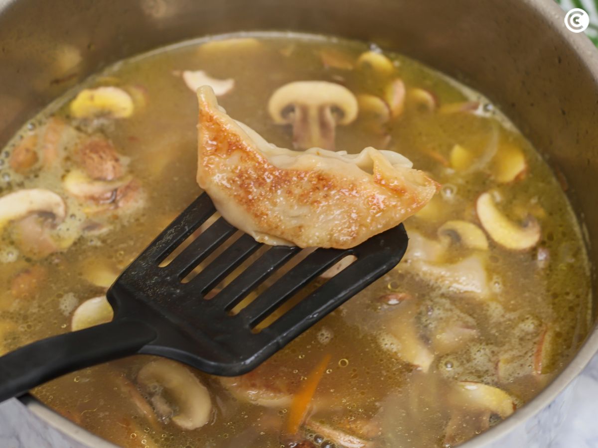 Añade las gyozas a la cazuela