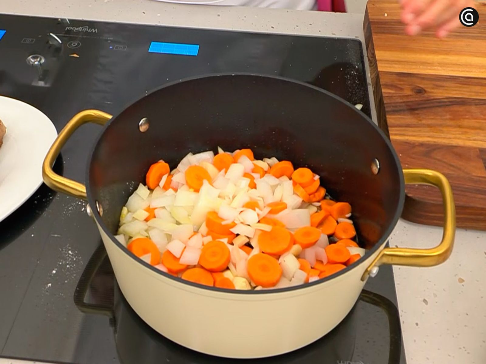 Sofríe la cebolla, los ajos y las zanahorias Sofríe la cebolla, los ajos y las zanahorias