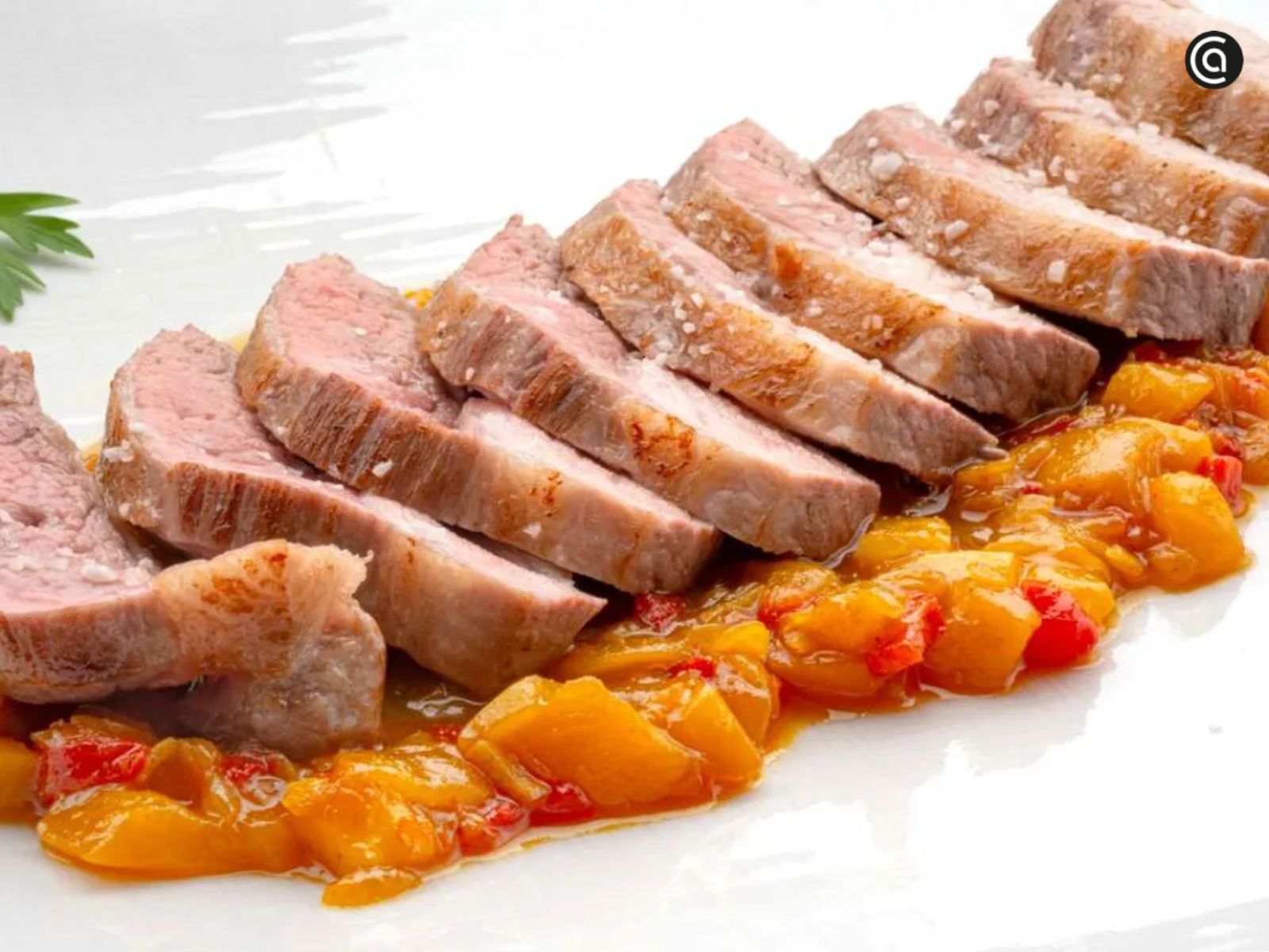 El secreto de cerdo con chutney de mango combina el toque dulce y ácido de esta fruta tropical con la jugosidad de la carne. El secreto de cerdo con chutney de mango combina el toque dulce y ácido de esta fruta tropical con la jugosidad de la carne.