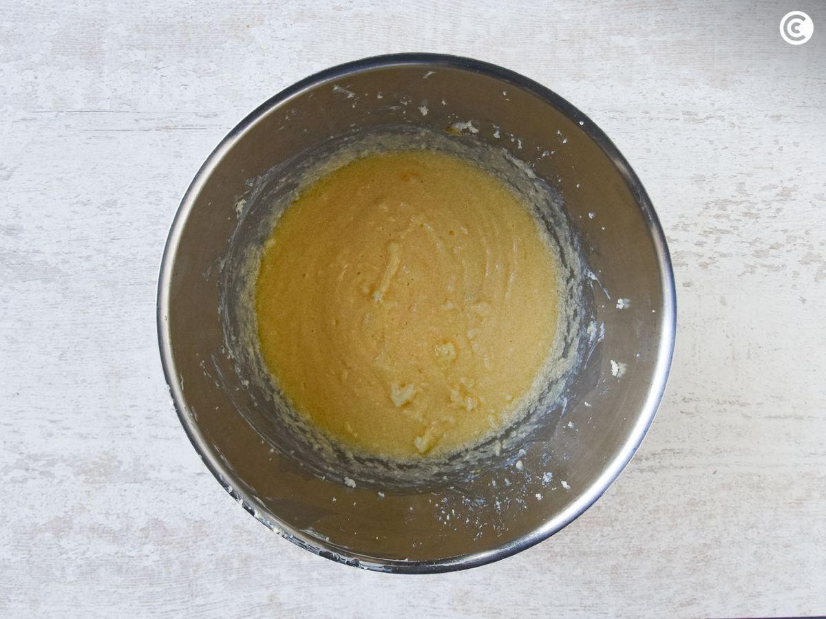 Agregar huevos a la masa de la bica gallega