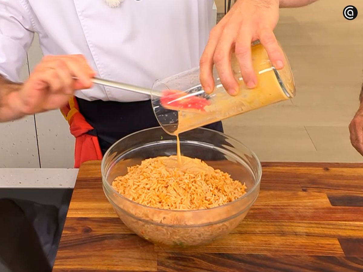 Mezcla el arroz con la vinagreta hasta que se una todo