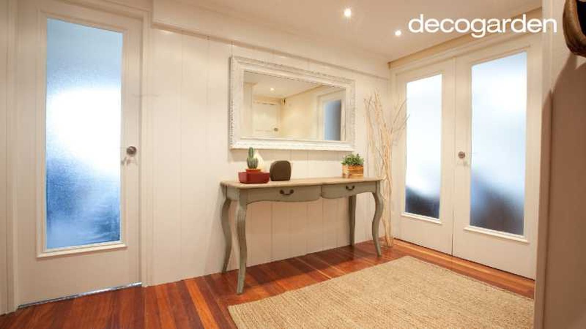 Recibidor decorado con marco modernizado.