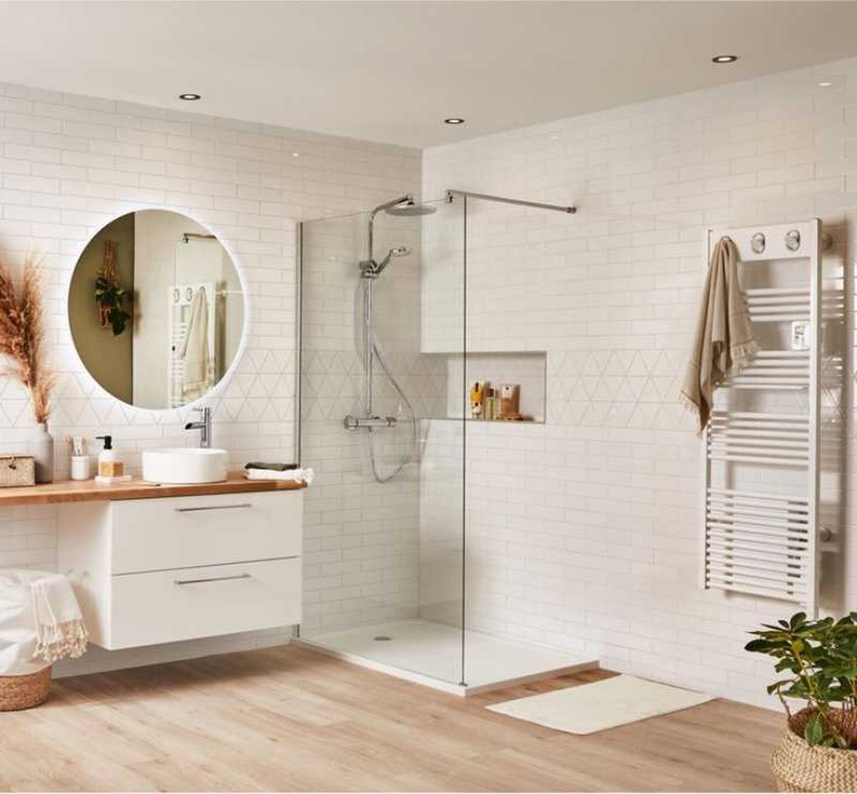 Baño con suelo de madera moderno y acogedor.