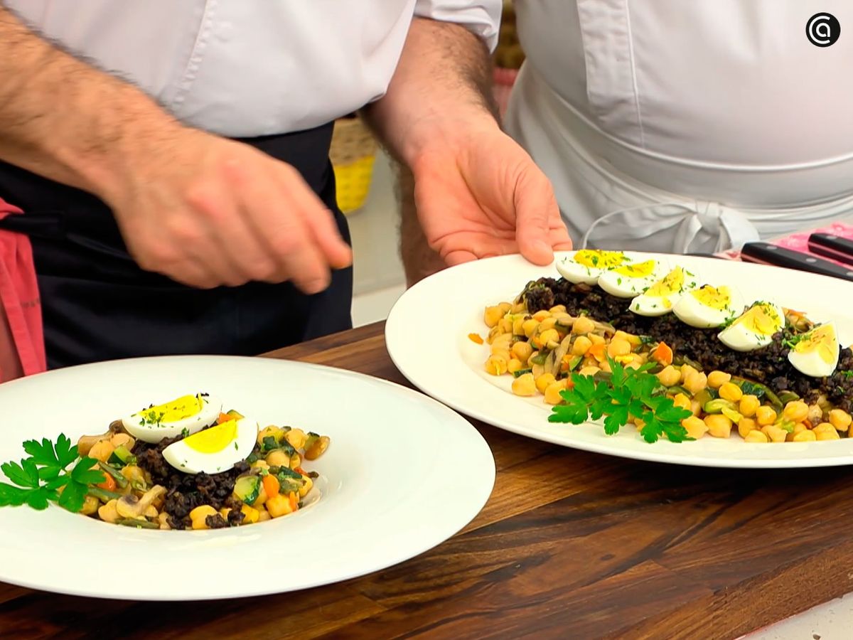 Añade huevo cocido a los garbanzos salteados con verduras y morcilla
