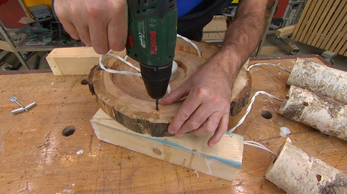 Lámpara con troncos y ramas de madera paso 11