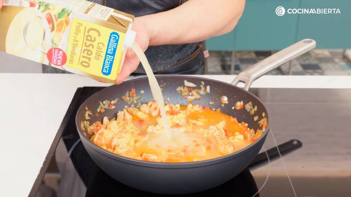 Cubre con caldo natural de pollo y verduras y cocina el guiso