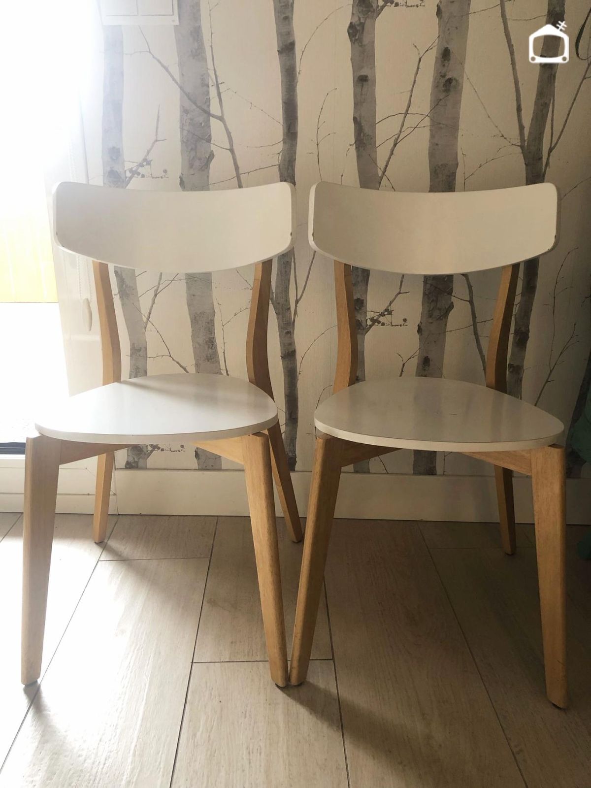 Silla con pata de madera reparada junto a otra de la colección.