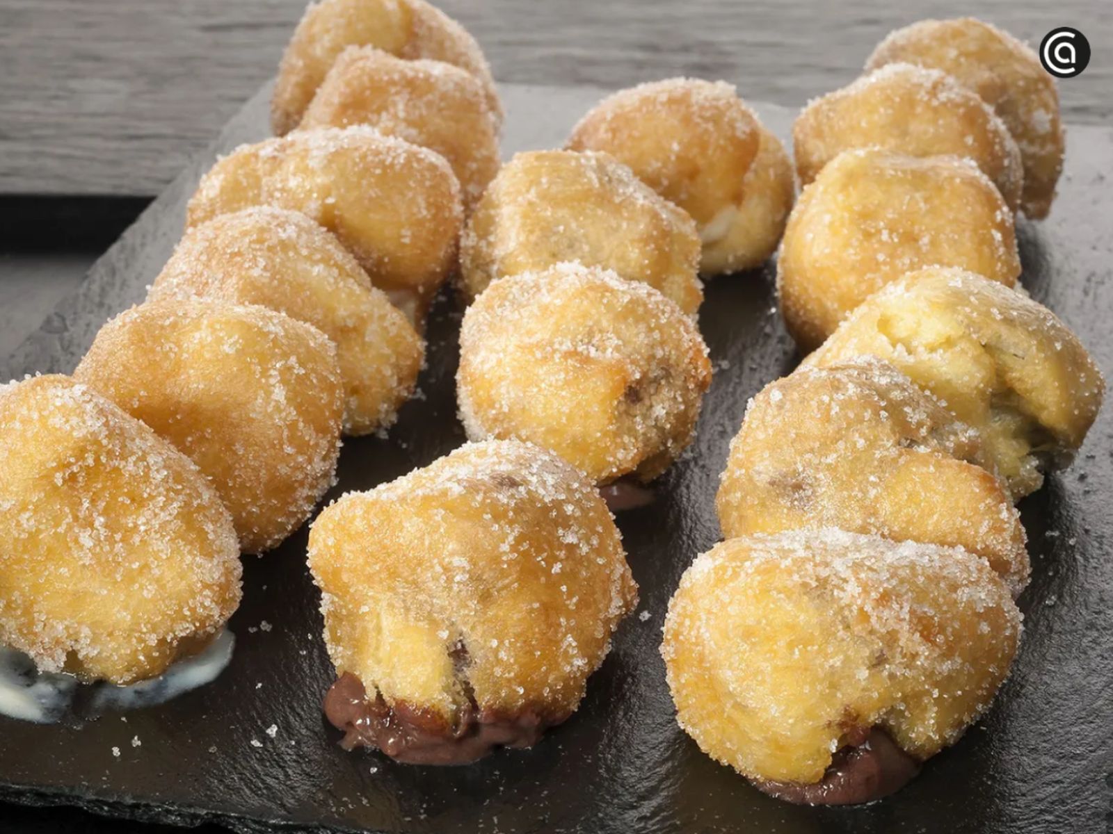 Buñuelos rellenos de crema de chocolate, una versión irresistible del clásico dulce de Todos los Santos. Buñuelos rellenos de crema de chocolate, una versión irresistible del clásico dulce de Todos los Santos.