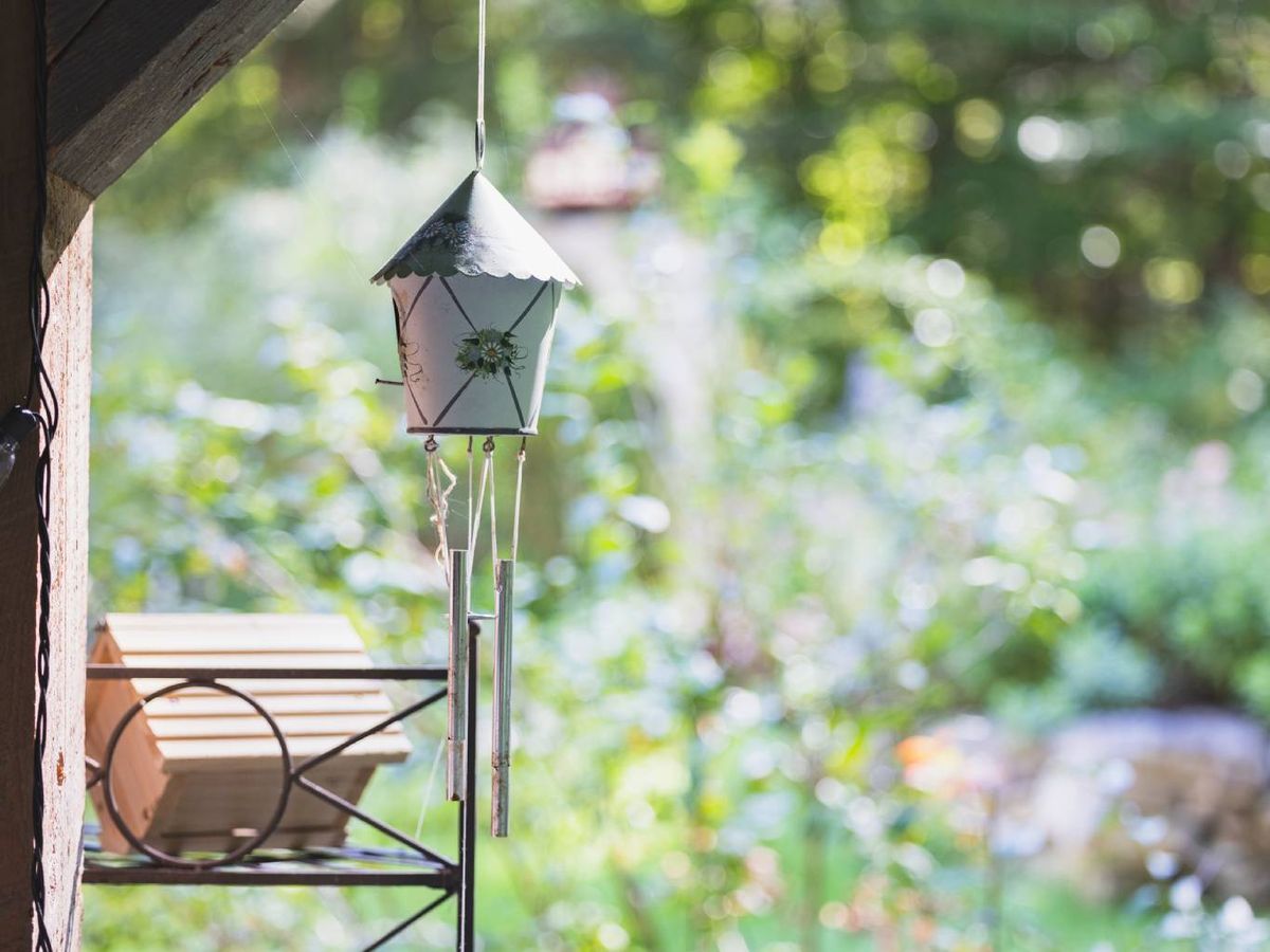 Jardín nórdico decorado con un farolillo.