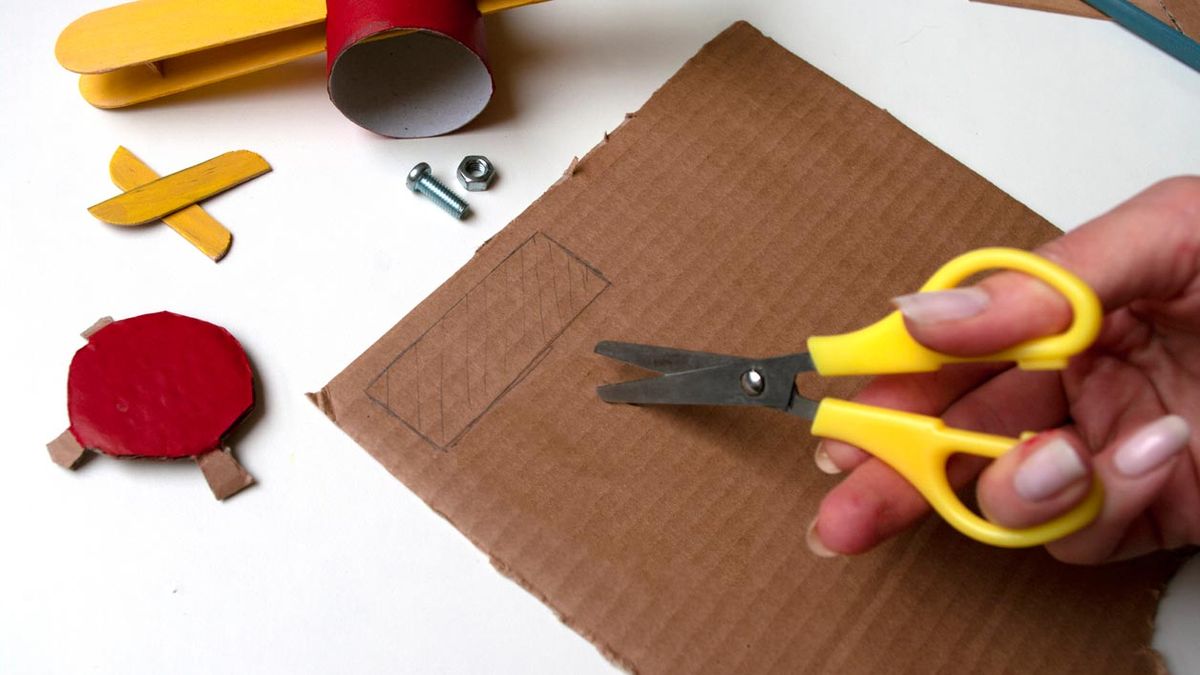 como hacer avion carton papel higienico y palos de polo paso 4