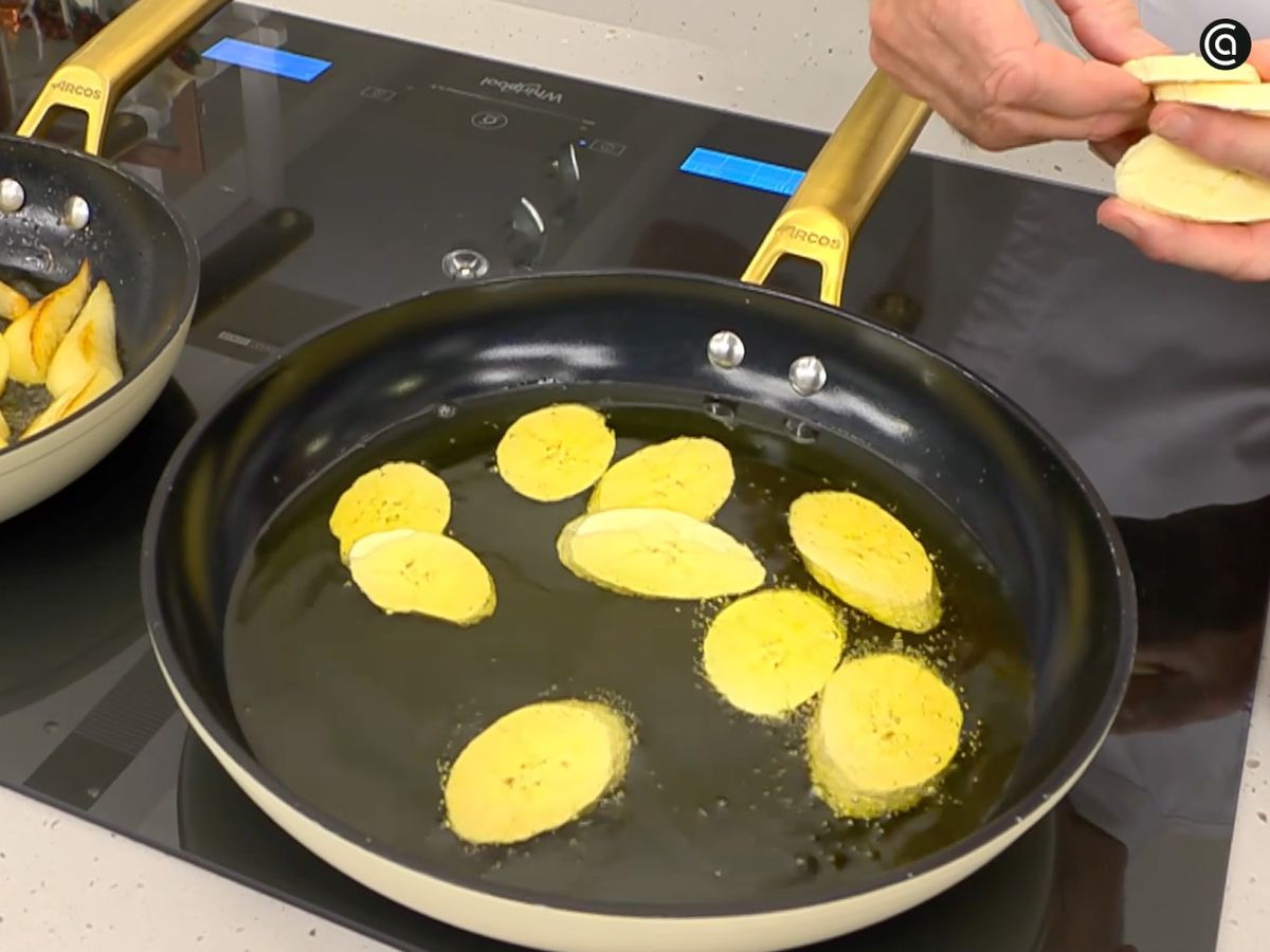 Haz rodajas de plátano macho y fríelas en aceite caliente
