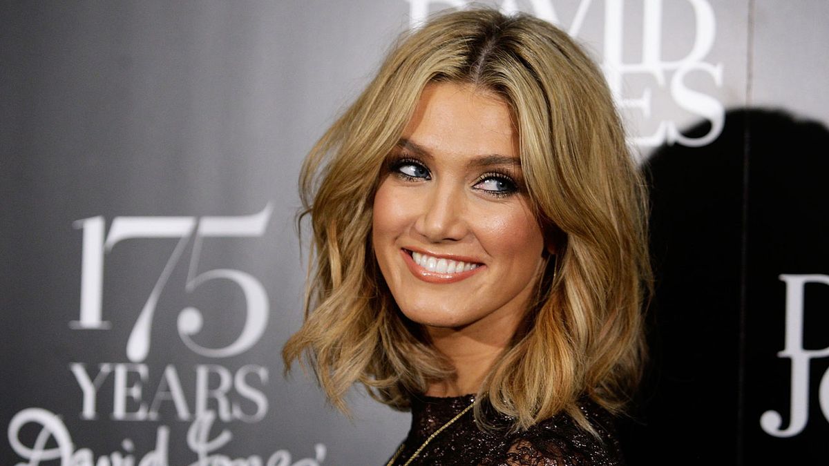 media melena Delta Goodrem