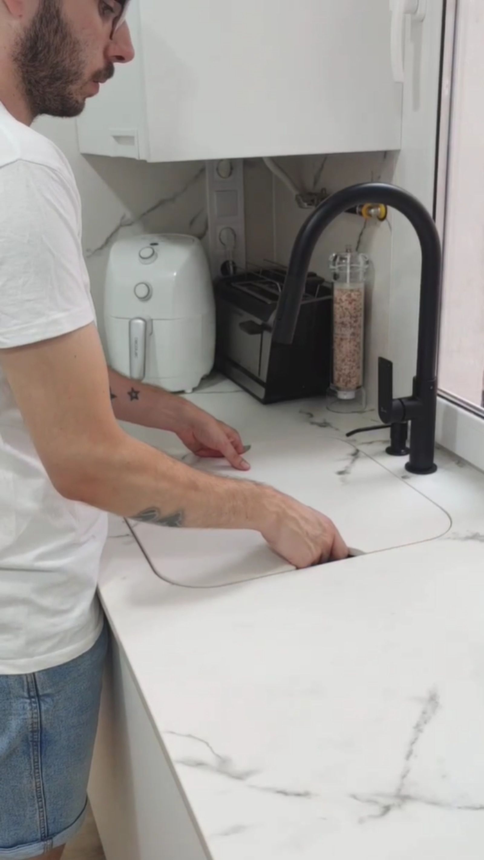 Fregadero oculto para una cocina más práctica. Fregadero oculto para una cocina más práctica.