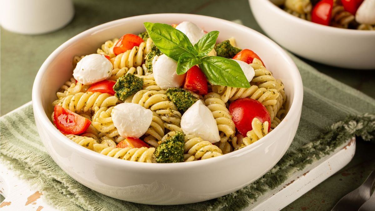 Ensalada de pasta con pesto y mozzarella