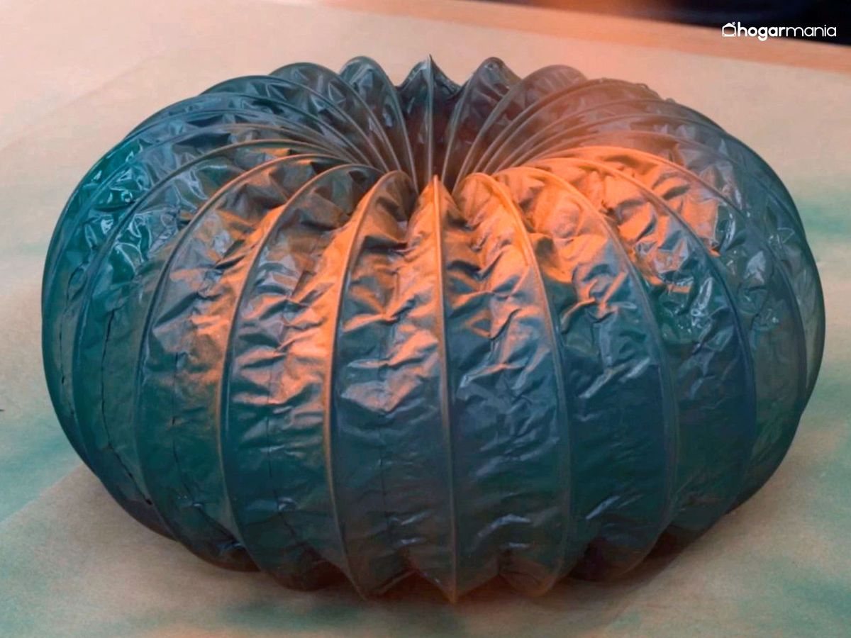 Pintar el tubo de ventilación para darle aspecto de calabaza