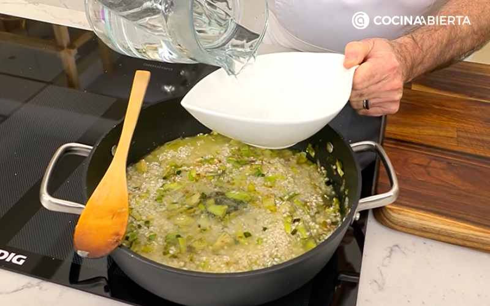 Añade agua a la cazuela