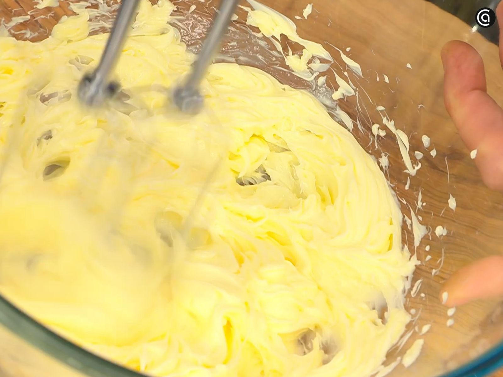 Airea la mantequilla batiéndola hasta obtener una textura suave