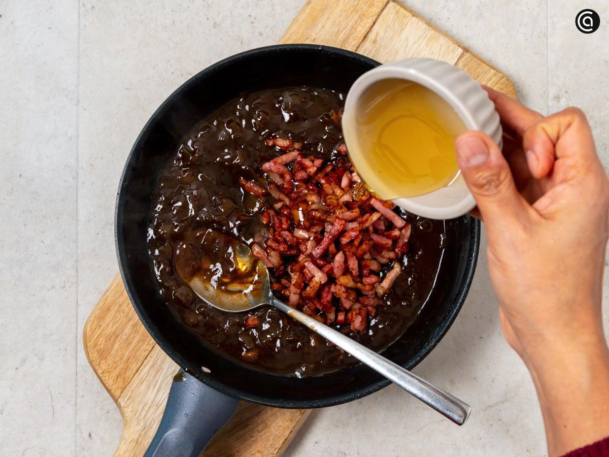 Vierte la miel y remueve bien hasta que se integre por completo