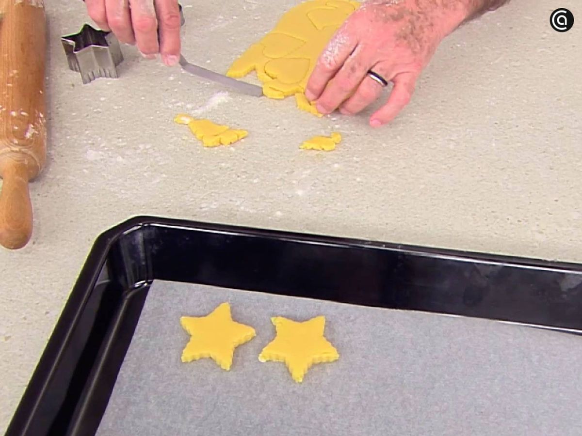 Corta la masa con moldes y hornea