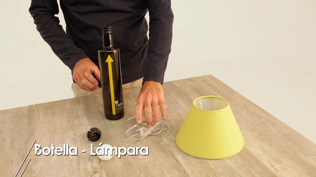 Cómo hacer una lámpara de mesa con una botella de cristal paso 1