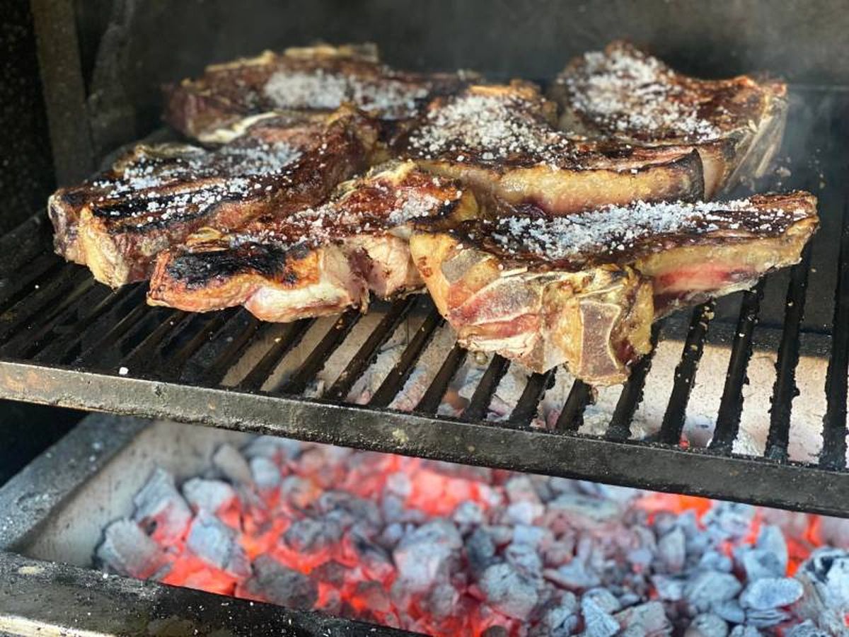 El txuletón a la parrilla es una de las especialidades