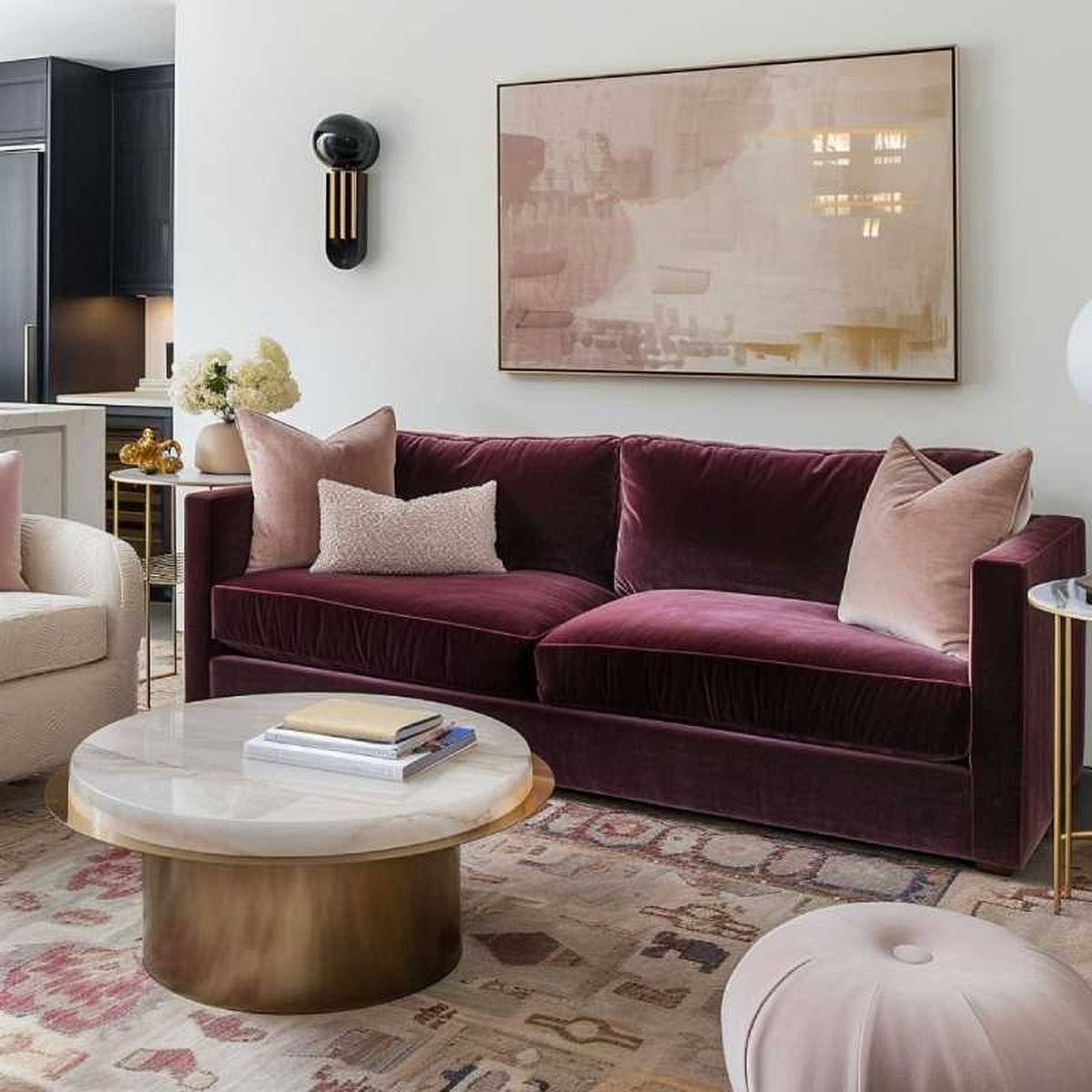 Salón con sofá burdeos.