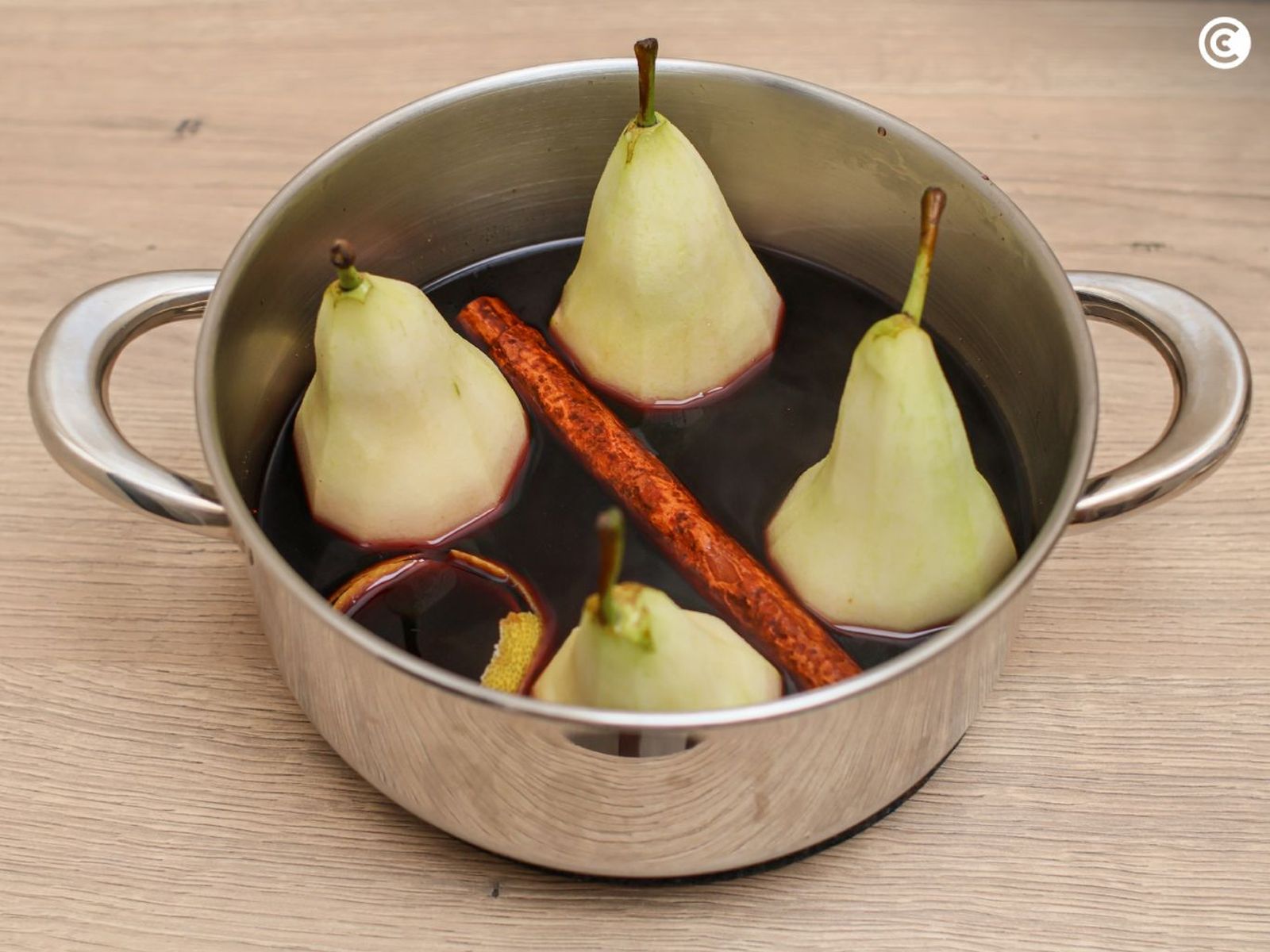 Cocer las peras al vino tinto