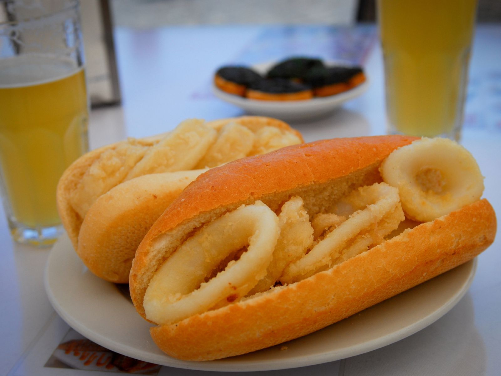 Un bocadillo de calamares tiene algo de antojo inmediato y de comida de verdad.