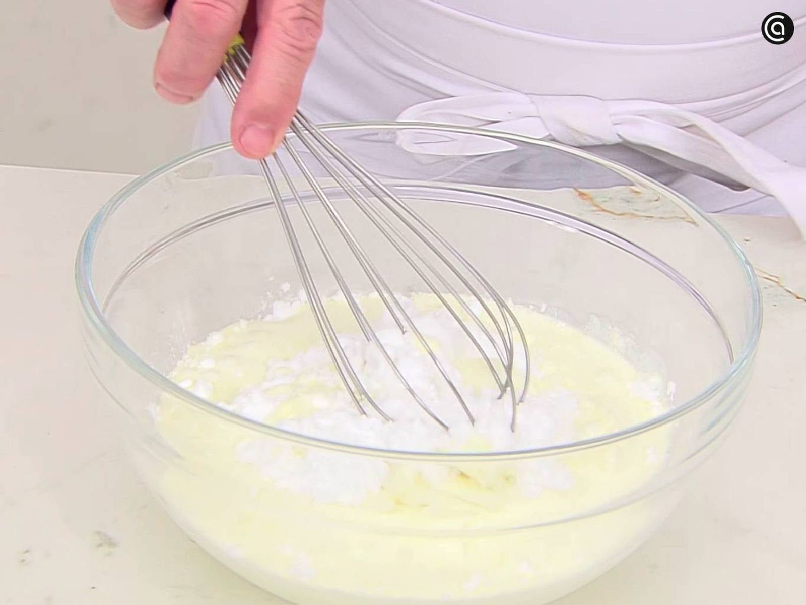 Mezcla en un bol el queso mascarpone, el azúcar glas y la nata