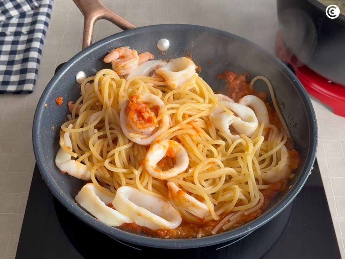 Mezclar los espaguetis con la salsa marinera