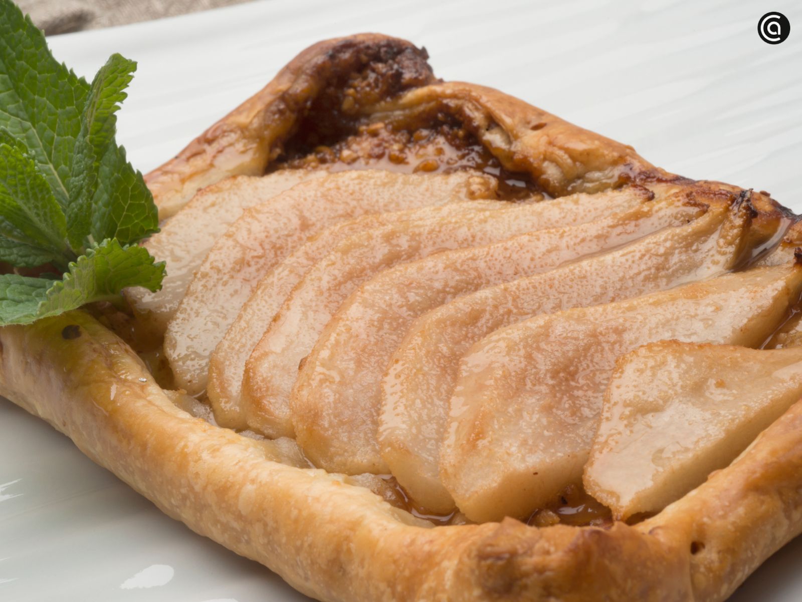 Tosta de hojaldre con pera al estilo de Eva Arguiñano
