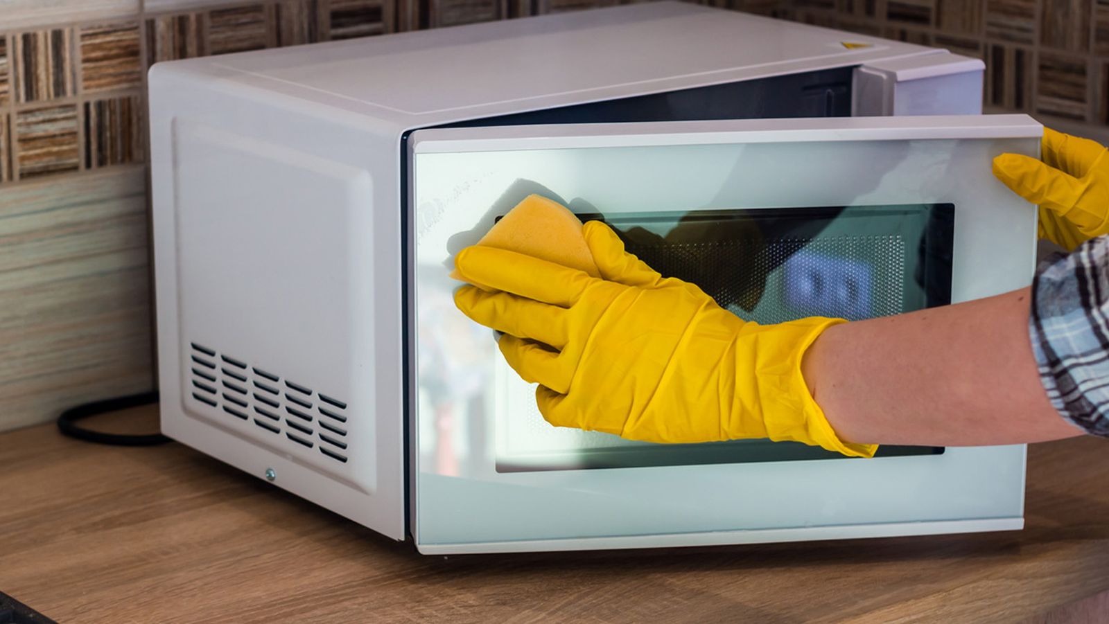 como limpiar el microondas con agua y limon2 como limpiar el microondas con agua y limon2