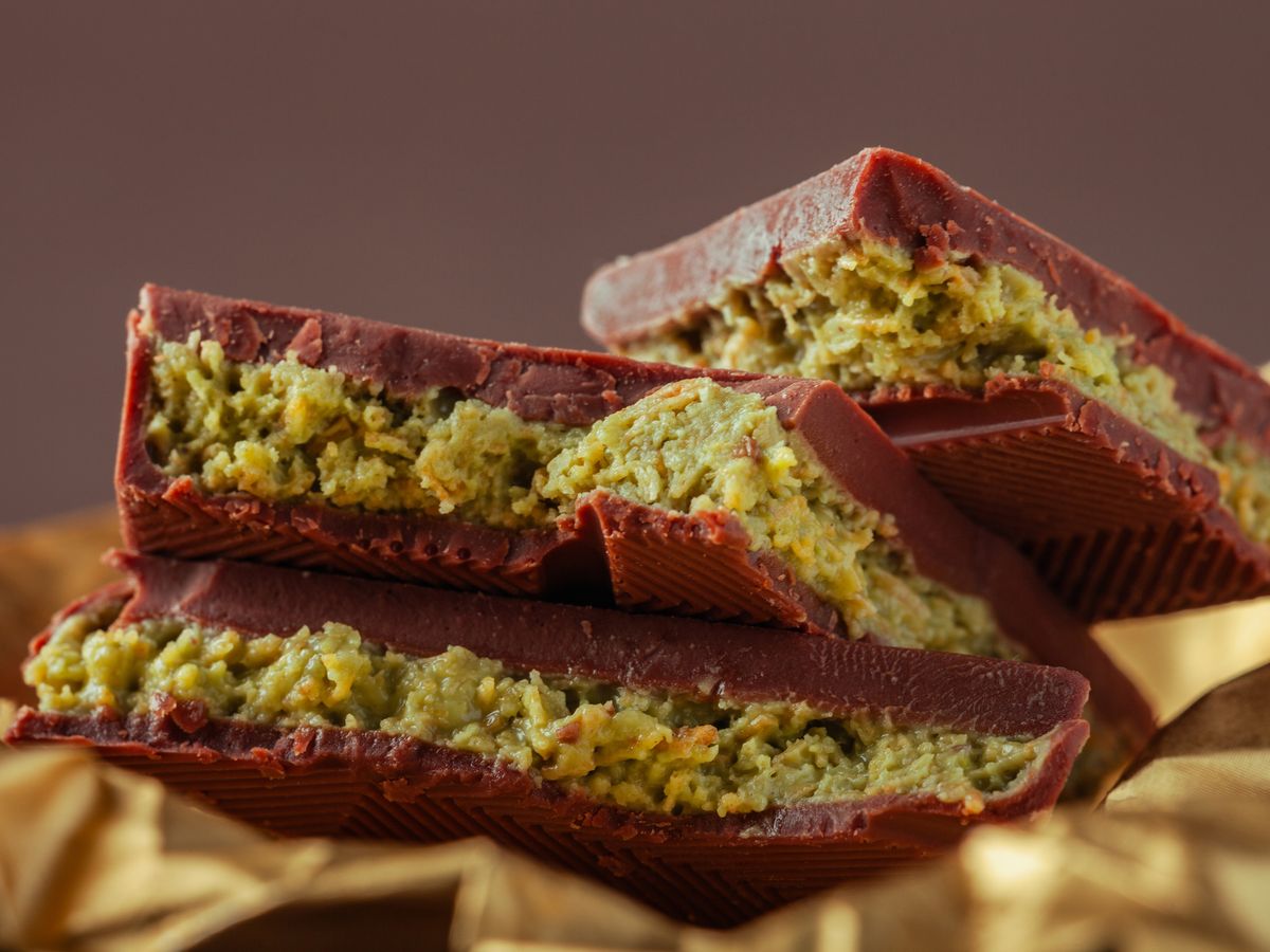 El relleno de pistacho, protagonista del chocolate más viral en 2025, seguirá inspirando nuevas barritas rellenas en 2026.