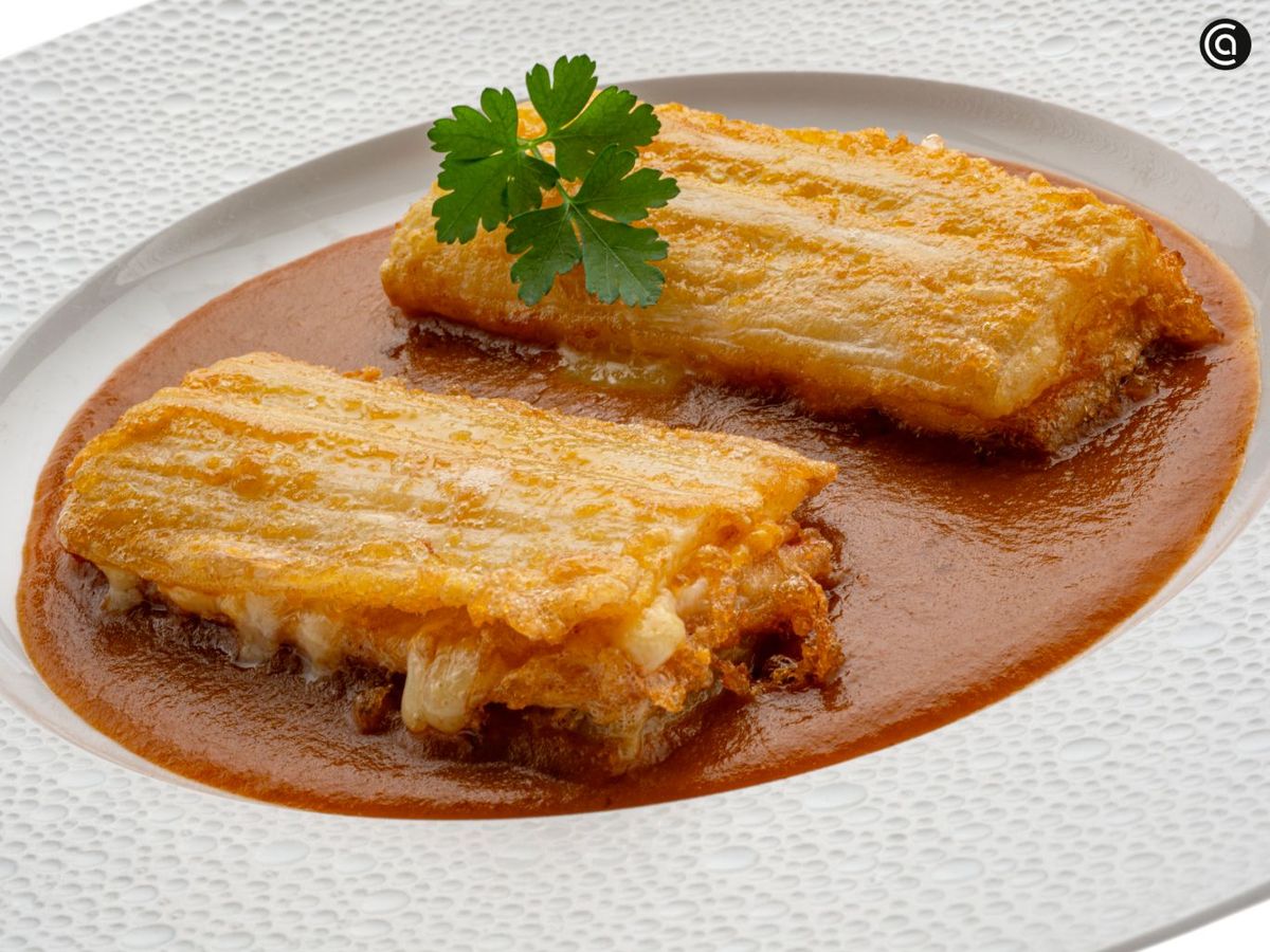 Pencas de jamón y queso con salsa española, receta de Karlos Arguiñano