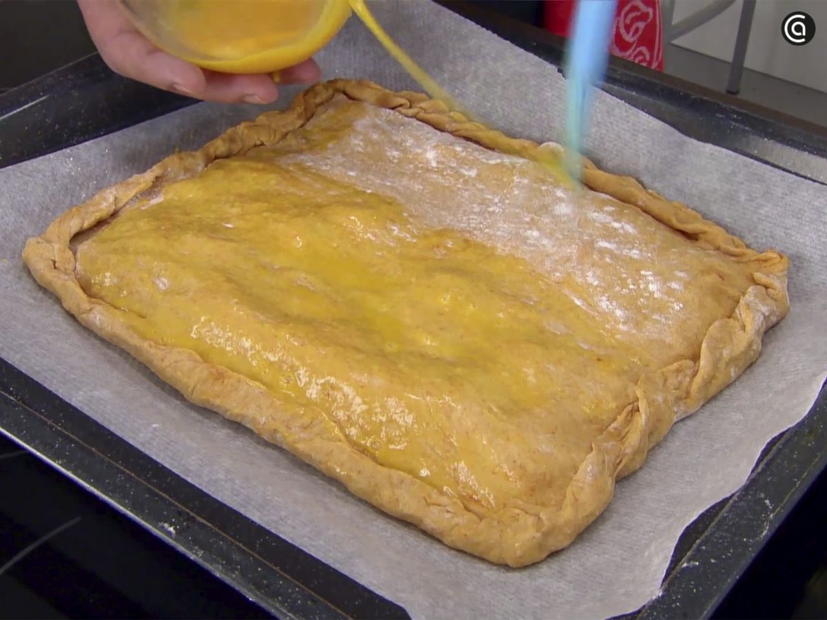 Unta la masa con huevo batido y hornea