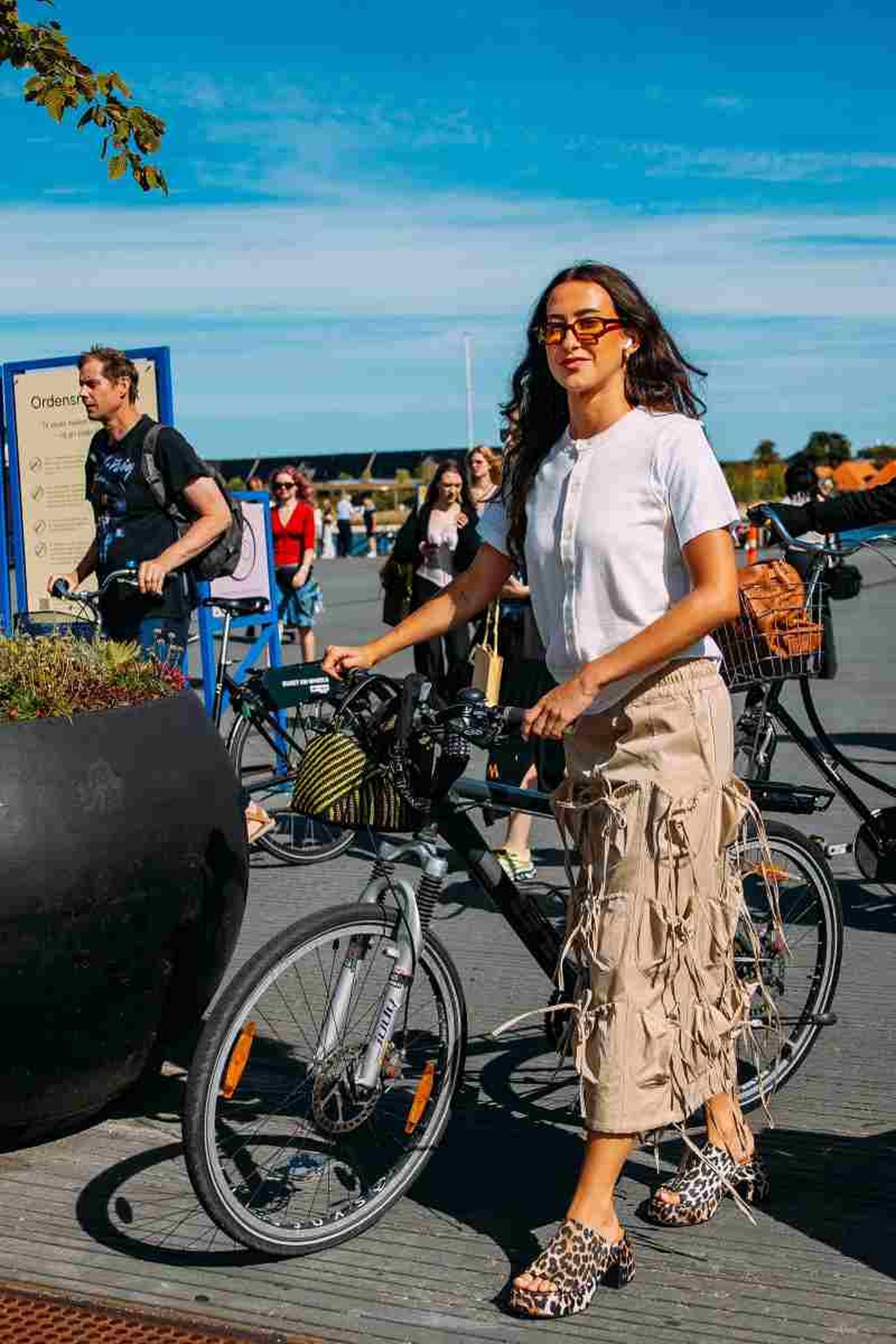 Copenhague Street Style, con falda larga multibolsillos Copenhague Street Style, con falda larga multibolsillos