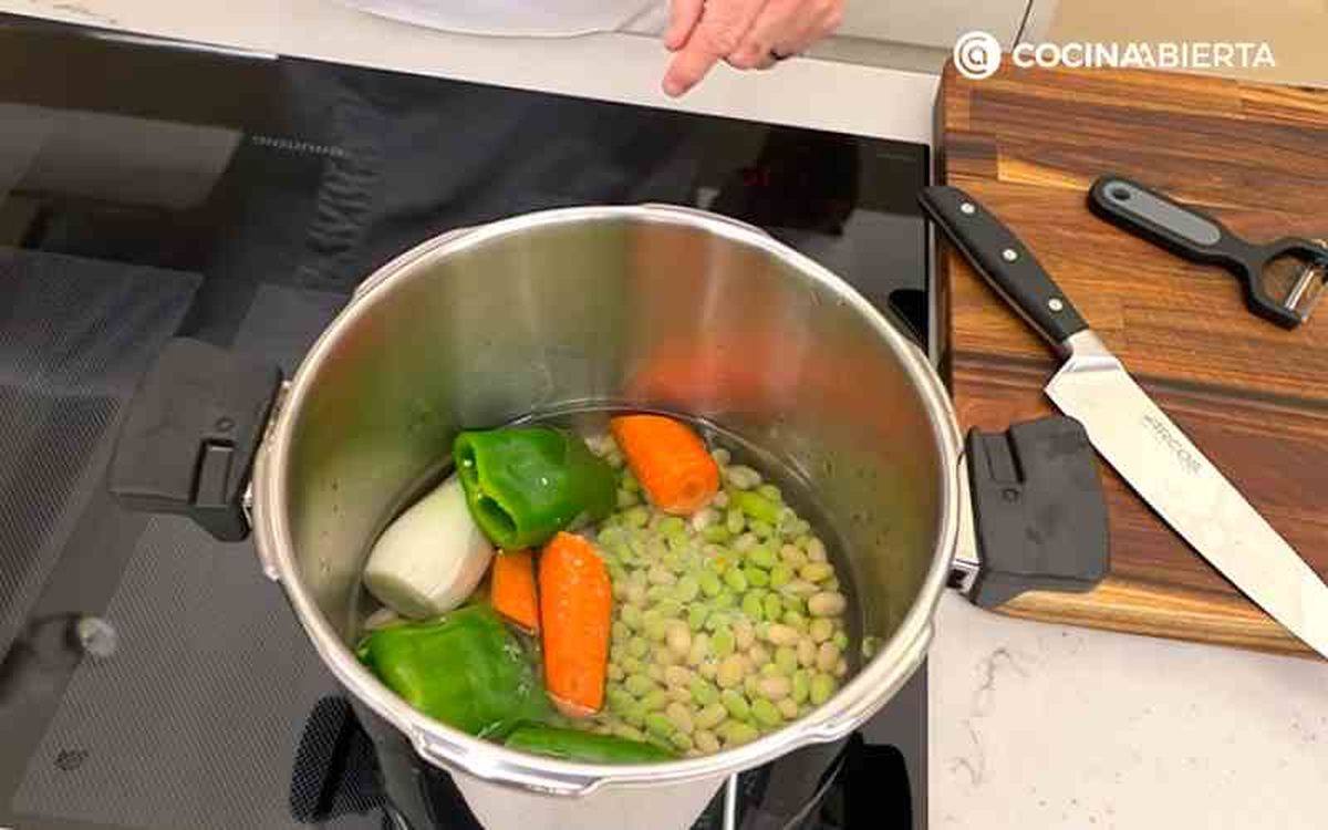 Cocina las pochas en la olla exprés