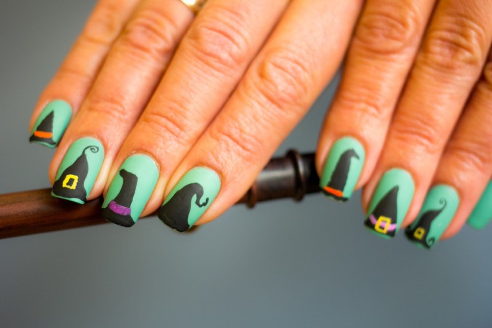 Uñas verdes con gorritos de brujas ideales para tu disfraz de Halloween Uñas verdes con gorritos de brujas ideales para tu disfraz de Halloween
