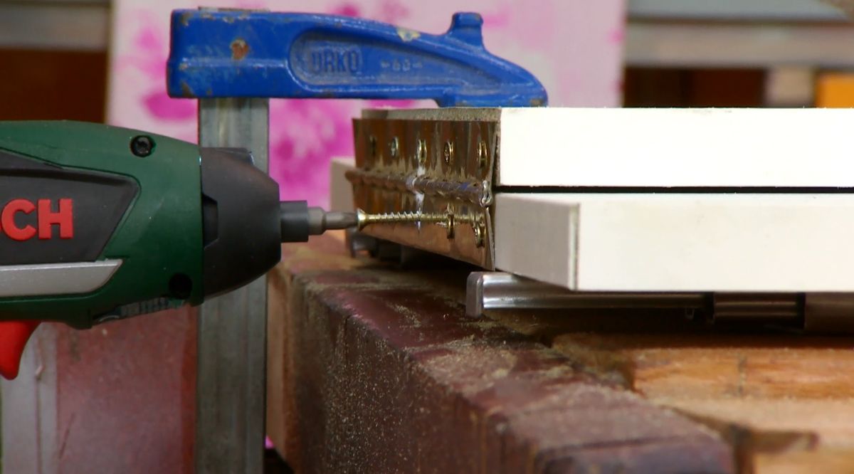 Armario para tabla de planchar oculta paso 8