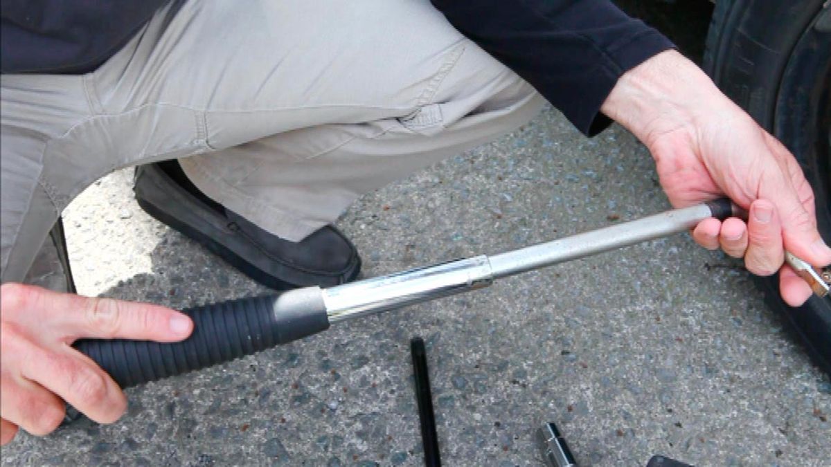 Aflojar tornillo paso 1