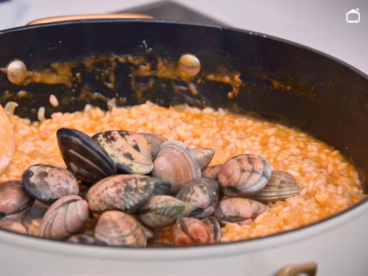 Agregar las almejas al arroz
