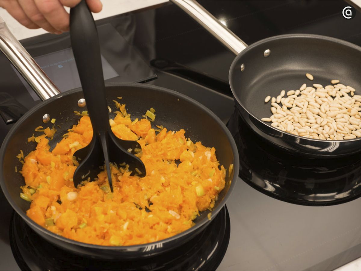 Cocina la calabaza y tuesta los piñones