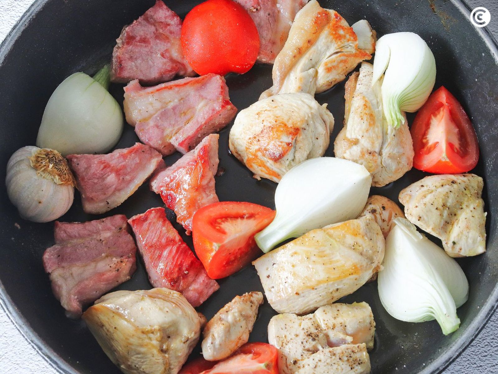 Dorar la cebolla, el ajo y el tomate para el relleno de los canelones de San Esteban
