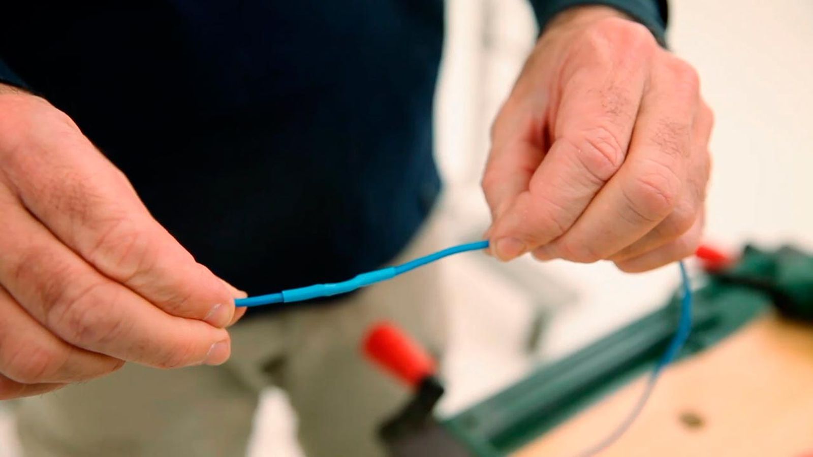 Cómo hacer conexión eléctrica con un tubo termoretráctil