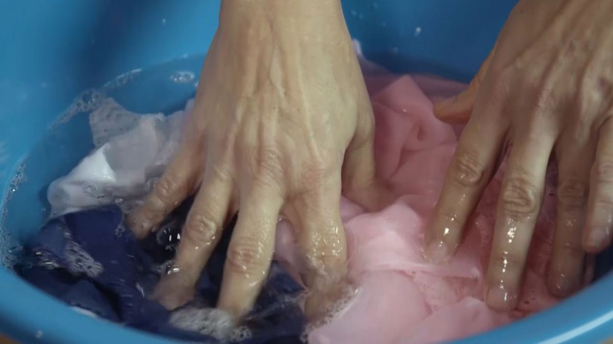 como limpiar tejidos delicados a mano