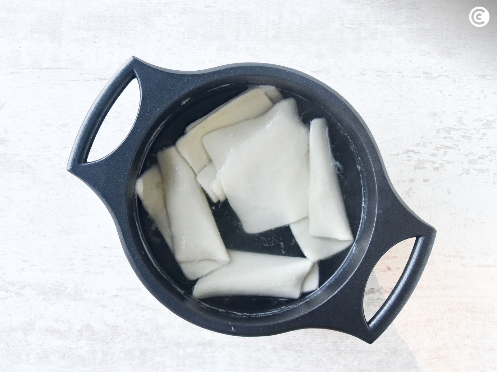 Placas de canelones cocidas para hacer la lasña de espinacas Placas de canelones cocidas para hacer la lasña de espinacas