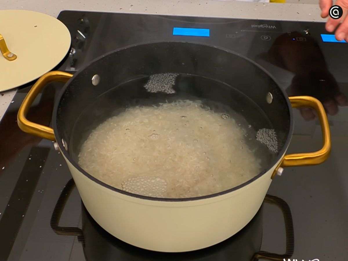 Cocina el arroz largo en agua con un poco de sal